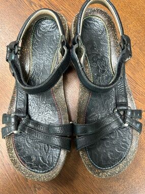 Black TEVA Leather Strappy Sandals. Cork insole, inset w/leather. 7s-Adjustable